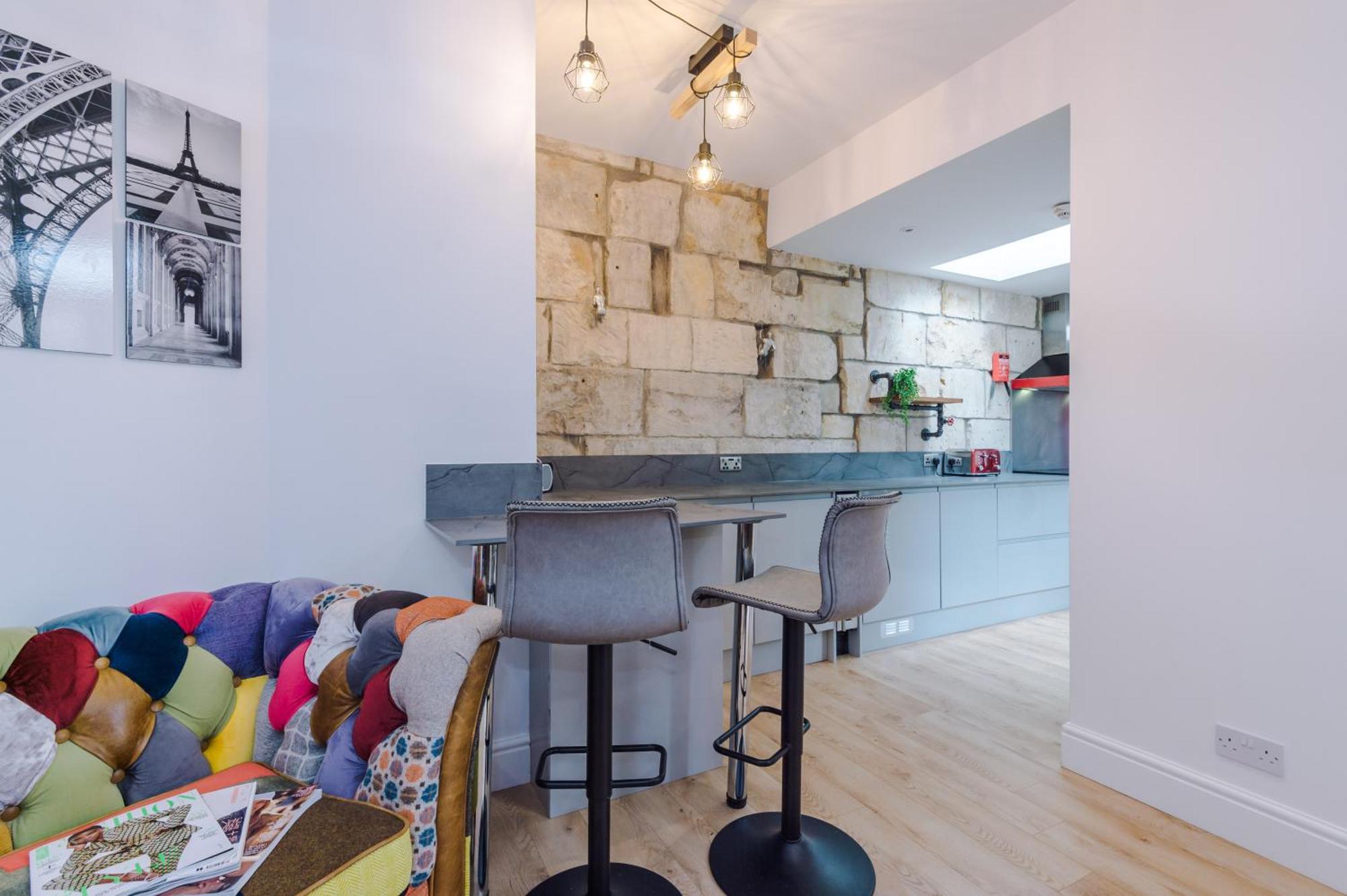 Incredible - Five Bedroom - 7 Actual Beds - 6 Bathroom House By Purestay - Central Bath With Parking ภายนอก รูปภาพ
