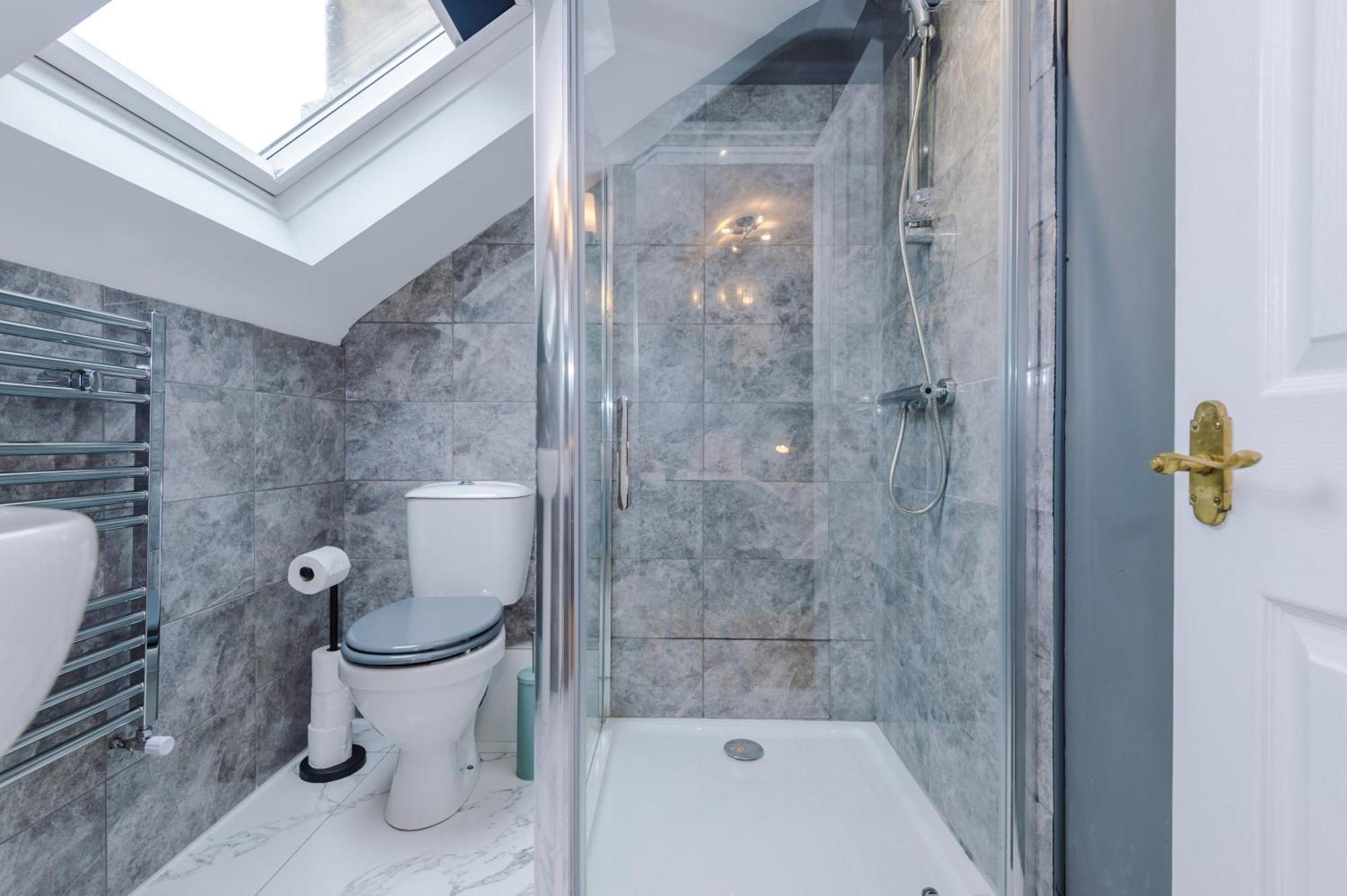 Incredible - Five Bedroom - 7 Actual Beds - 6 Bathroom House By Purestay - Central Bath With Parking ภายนอก รูปภาพ