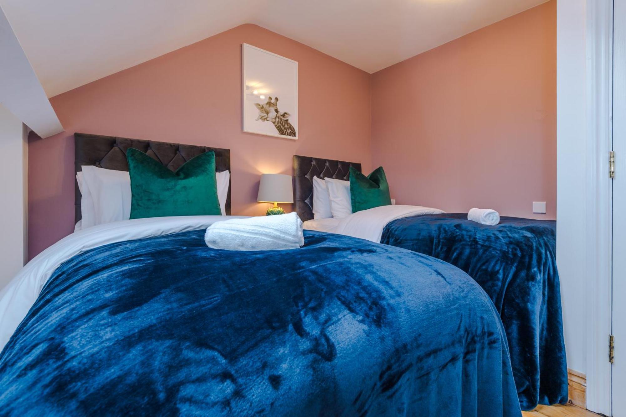Incredible - Five Bedroom - 7 Actual Beds - 6 Bathroom House By Purestay - Central Bath With Parking ภายนอก รูปภาพ