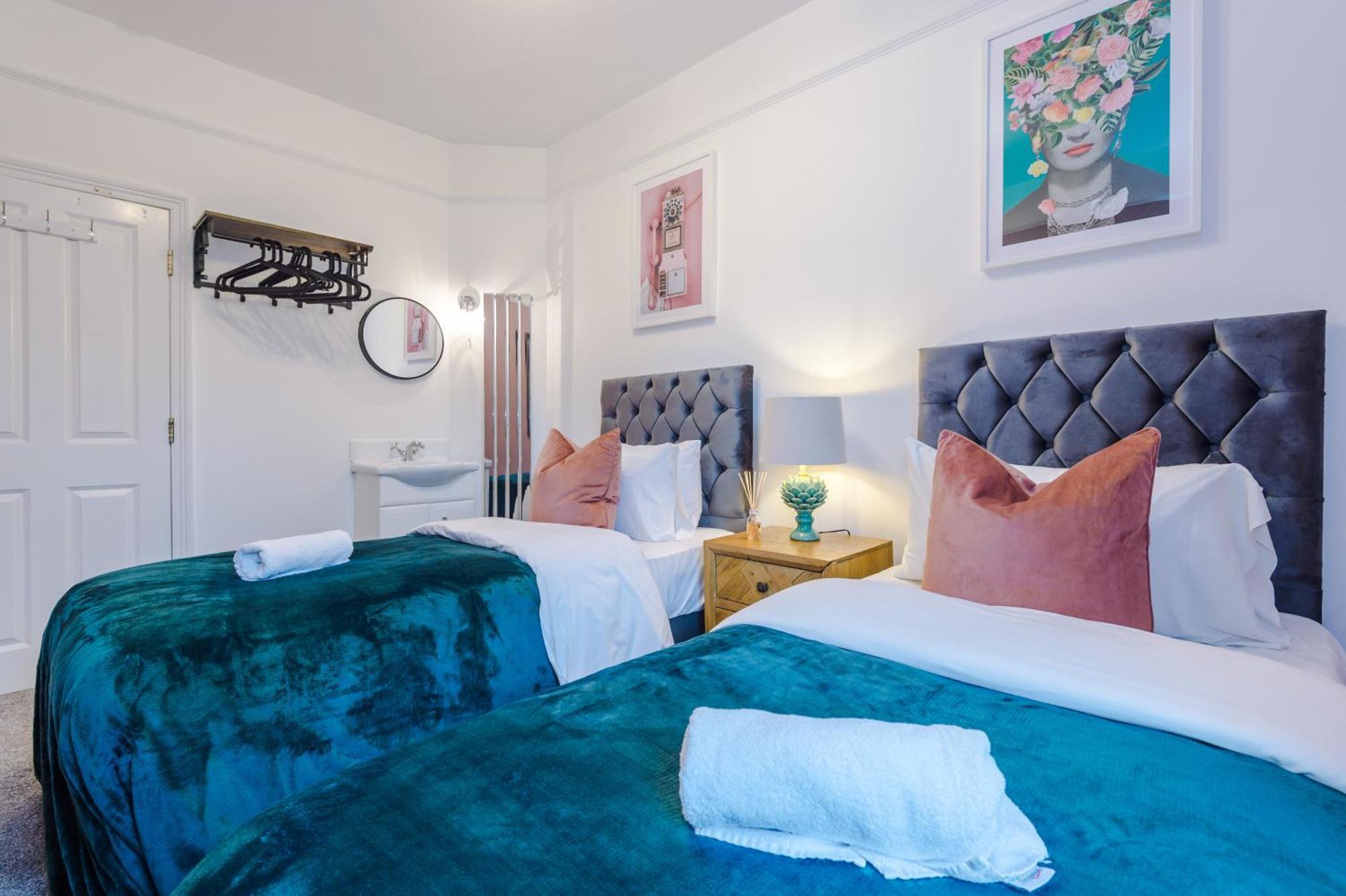 Incredible - Five Bedroom - 7 Actual Beds - 6 Bathroom House By Purestay - Central Bath With Parking ภายนอก รูปภาพ