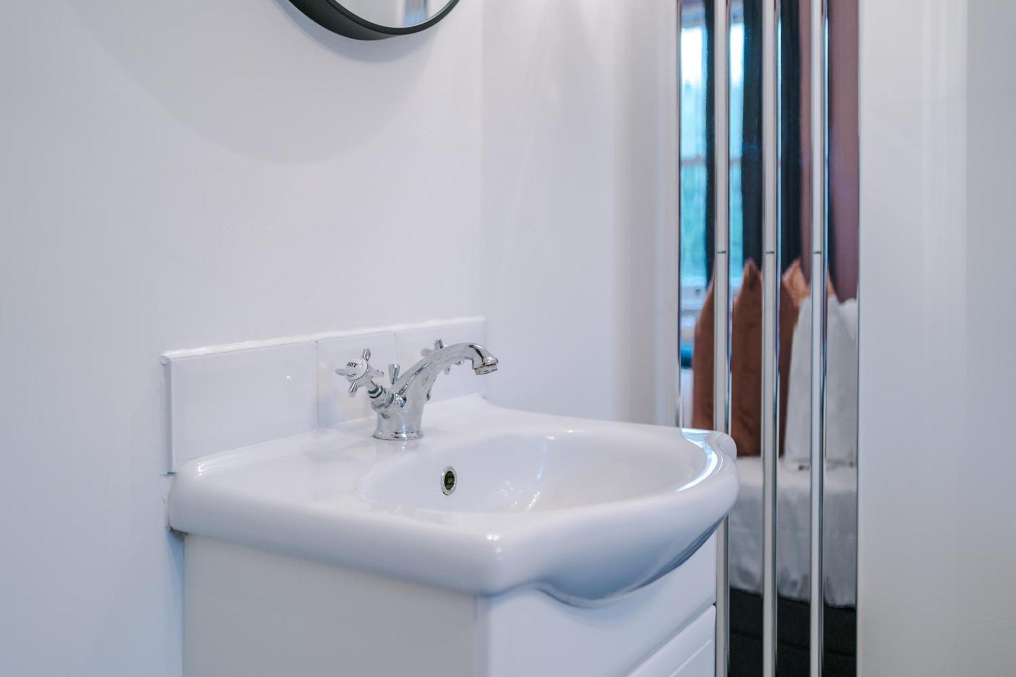 Incredible - Five Bedroom - 7 Actual Beds - 6 Bathroom House By Purestay - Central Bath With Parking ภายนอก รูปภาพ