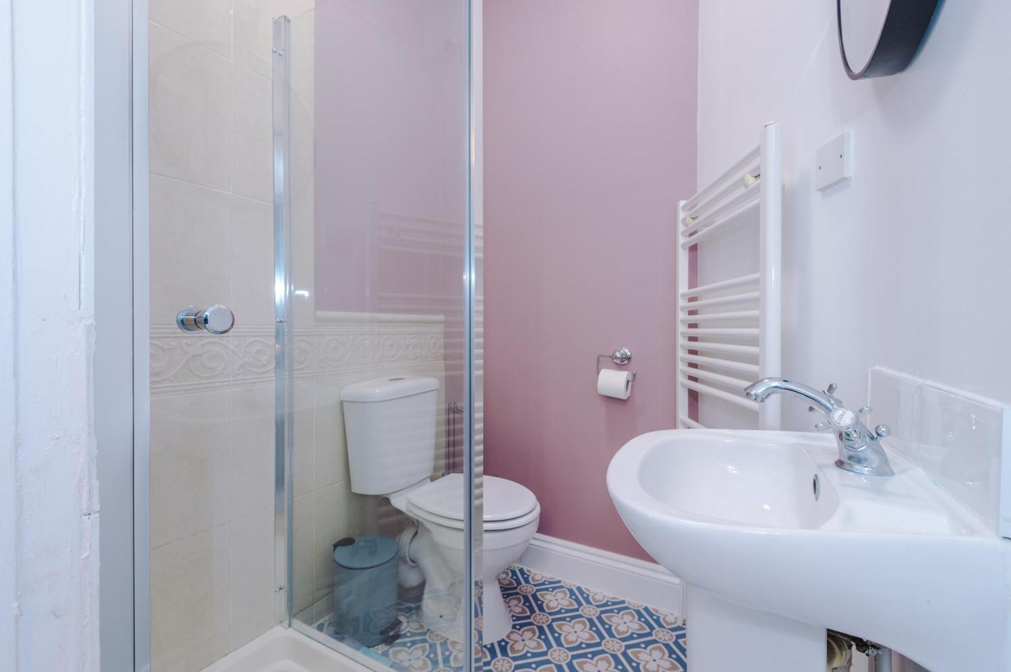 Incredible - Five Bedroom - 7 Actual Beds - 6 Bathroom House By Purestay - Central Bath With Parking ภายนอก รูปภาพ